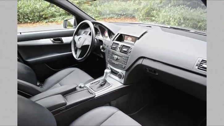 Interieur van een Mercedes-Benz C-Klasse W204 met stuur en dashboard